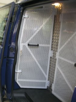 Volkswagen T5/T6 & Volkswagen Crafter Gefangenentransportausbau (11)